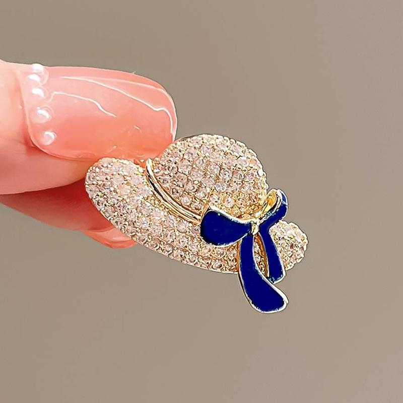 The Hat Brooch Features A High-end and Niche Design. It Has A Pin Buckle To Prevent Exposure and A Brooch Collar Pin