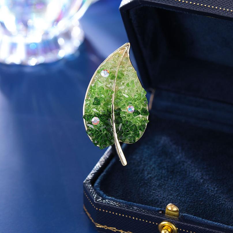 

Gradient clear and fully diamond-encrusted green leaf brooch, high-end, exquisite, fashionable, premium-feeling pin зелений