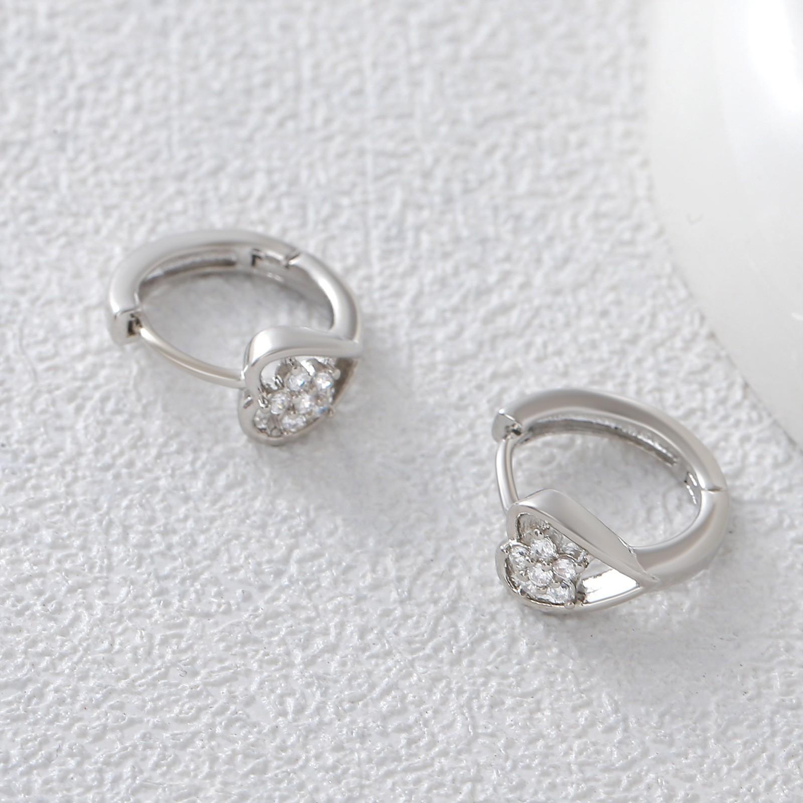 

Cute Pet Cat Paw Footprints Earrings - A Unique and High-end Accessory with An Ear Loop Design. Flower золотий/білий