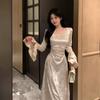 Damen A-Linien-Kleid aus französischem Samt mit ausgestellten Ärmeln - Taillenbetont, Figurschmeichelnd, Herbst/Winter-Kollektion