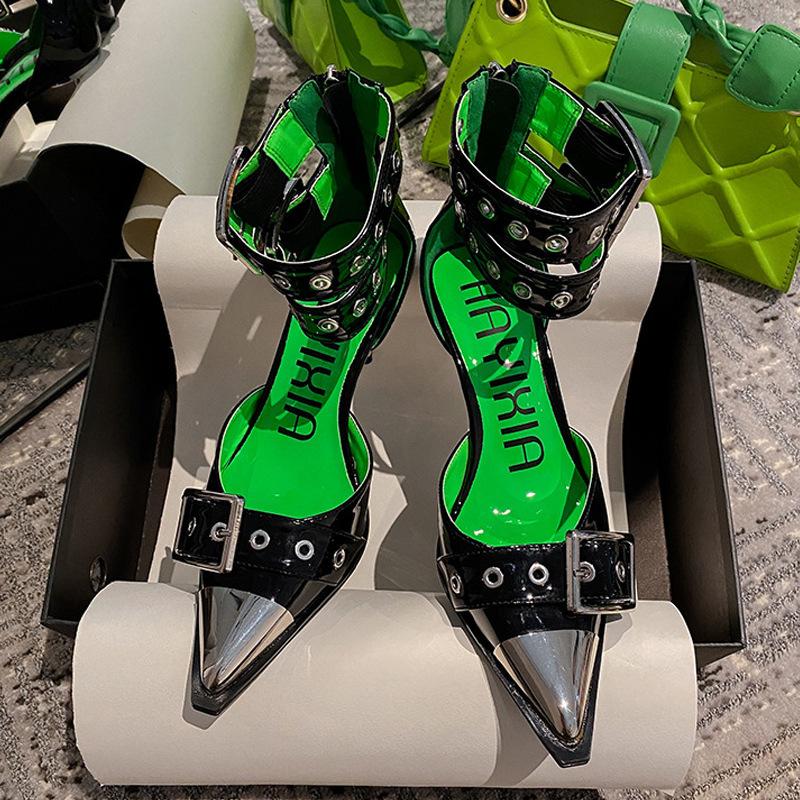 

лето и осень 2025 новая панк-стиль металлические заклепки лакированная кожа модная сумка с пряжкой голова тонкий каблук острый носок босоножки на высоком каблуке 34 чёрный