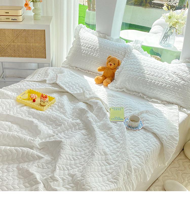 Pleated Cream Style Summer Quilt: Lightweight, Solid Color for Air Conditioning