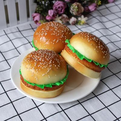 Model de afișare simulat de hamburger cu legume, fructe, produse de patiserie, deserturi și elemente de recuzită tip chiflă cu susan în stil KFC.