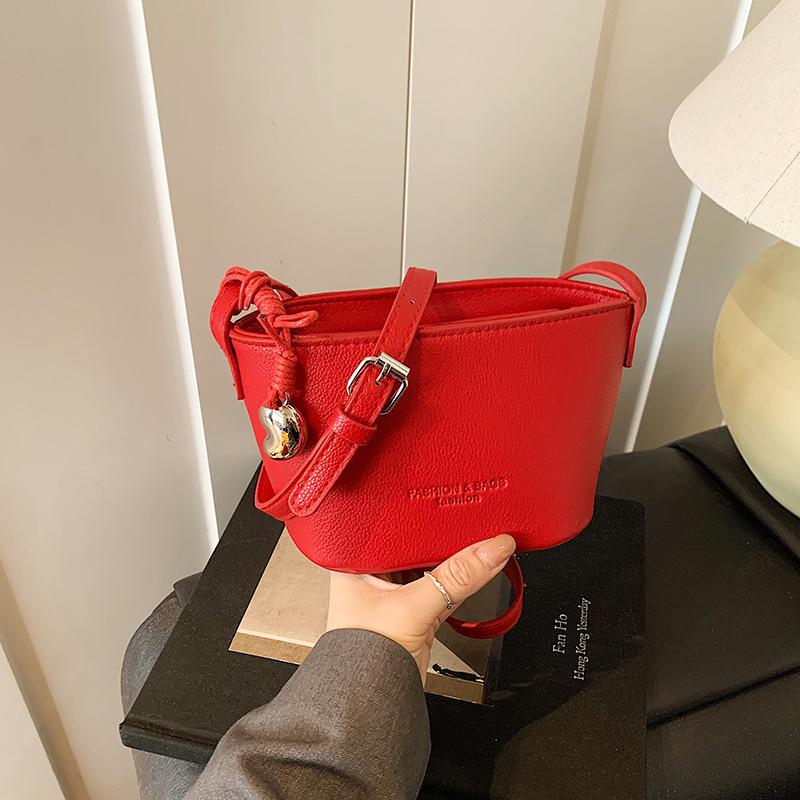 

2025 new fashion shoulder bucket bag, foreign style simple personality versatile summer popular messenger temperament women s bag Without pendant красный