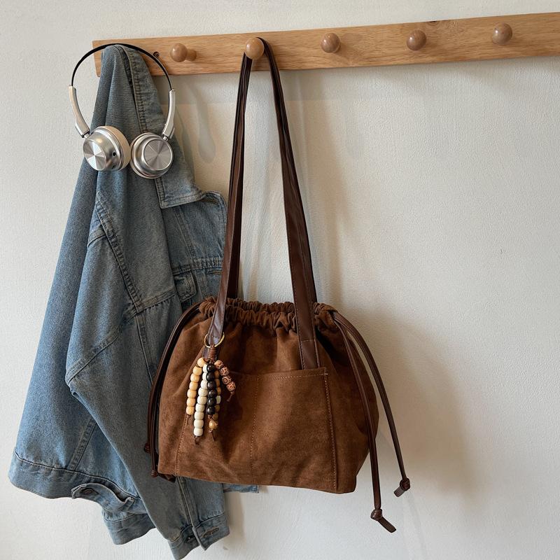 

2025 autumn new large-capacity shoulder bag lazy commuter bag women s simple portable tote bag drawstring bundle bag