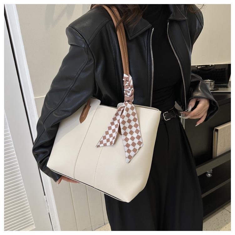Autumn 2023 Women's Large-Capacity Versatile Tote Bag - Simple, Fashionable Shoulder Bag for Everyday Commute