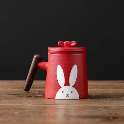 Große rote Keramik-Bürowassertasse mit hohem Aussehen zum Verschenken an die Freundin, niedlicher Hase mit Filter und Deckel, Tee-Trenntasse