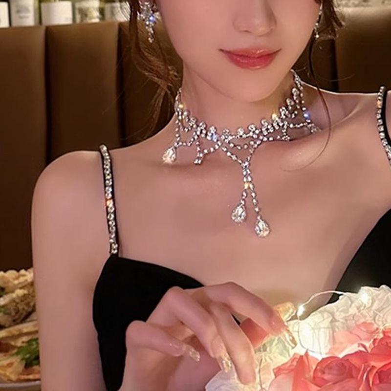 Высококачественное французское ожерелье с кисточкой в форме капли воды, украшенное стразами: Элегантное геометрическое украшение на ключицу для женщин