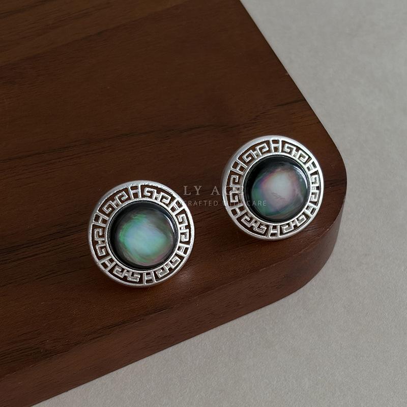Chinese-style paper pattern relief round Fritillary stud earrings, national style retro design, commuting new Chinese-style wear light luxury earrings