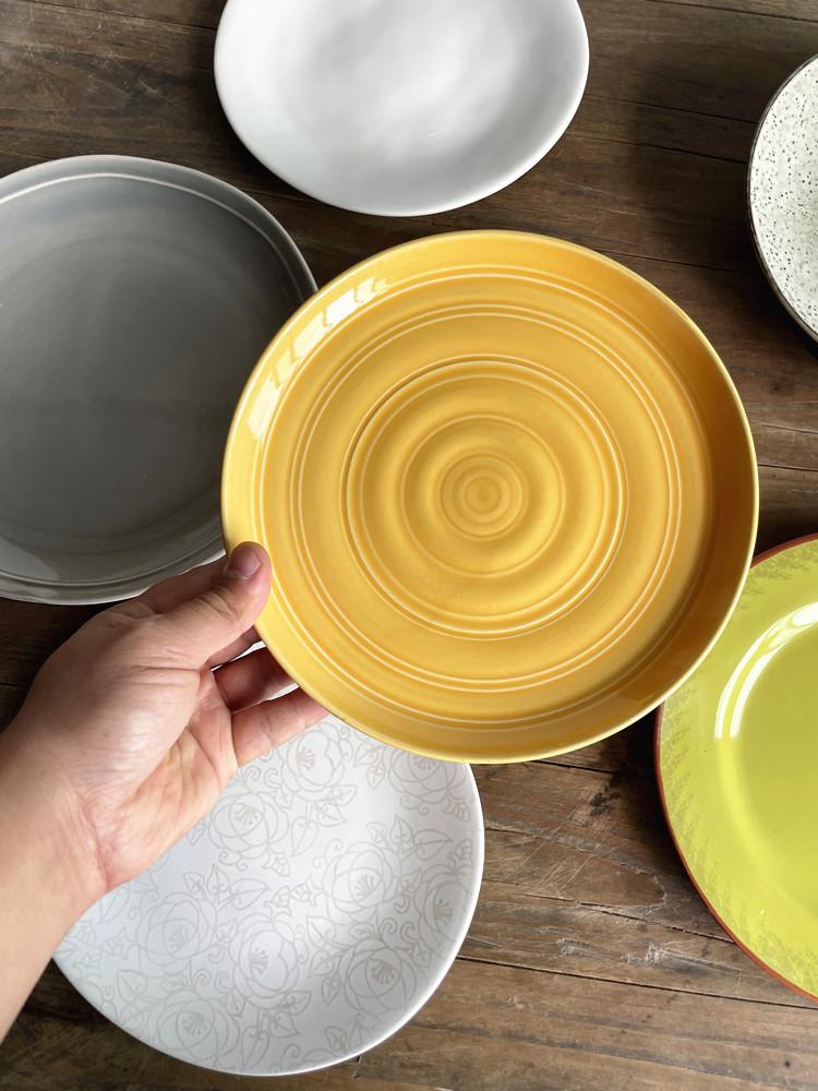 Piatti in Ceramica Raffinatamente Lavorati: Design Decorativi, Bassi, Profondi e da Insalata con Piccoli Difetti