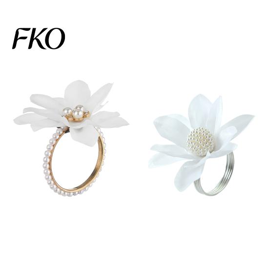 Serviettenring 6 Stück Weiße Lotusringe, Chiffonblumen Metallhalter, Weicher Stoff Perlen-Dinnerringe für Hochzeit Junggesellinnenabschied Tisch