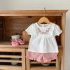 Sommer 2023 Mädchen Besticktes Oberteil mit Puffärmeln zum Knöpfen und Rüschenshorts Set für Alter 1 bis 3