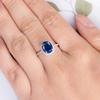 BELLA BOX Klassischer Damenring mit ovaler Form, blauen Edelsteinen, Zirkon, silberfarben, Finger, Hochzeit, Verlobung, Brautschmuck