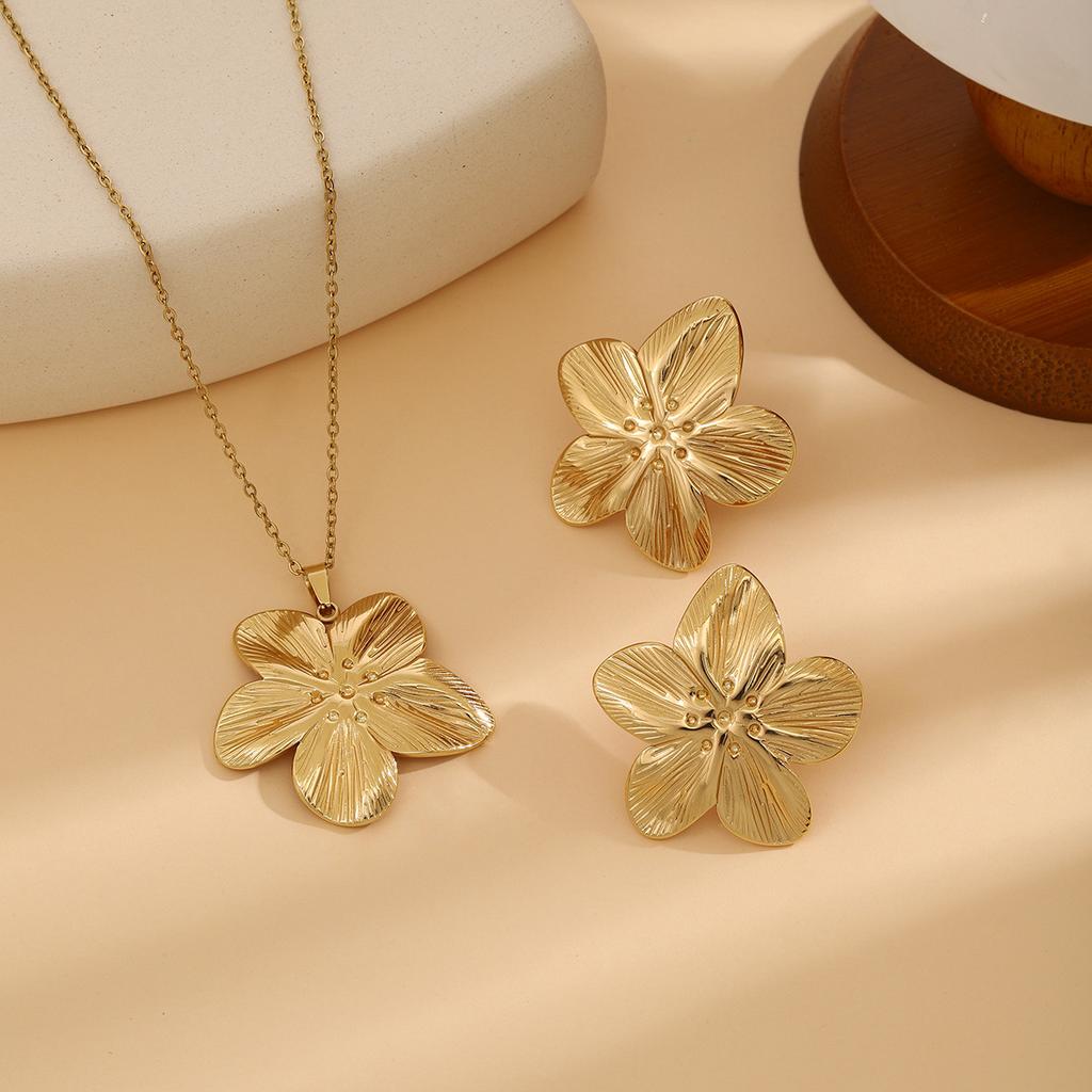 European and American Exquisite Irregular Luxury Creative Polygon Geometric Leaf Texture Flower Love Earrings Necklace Set