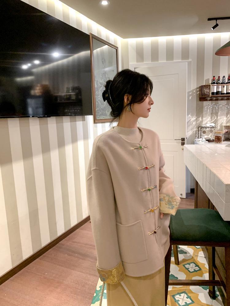 

Красное шерстяное двустороннее короткое свободное пальто в стиле танского костюма с пуговицами-лягушками, большого размера S [42.5-62.5 kg] грязно-белый