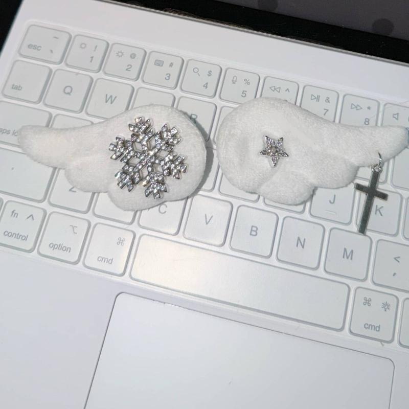 1 Pair Snowflake Wing Crucifix Hair Clip Soft Plush Gothic Style Hair Accessory Barrette For Women And Girls