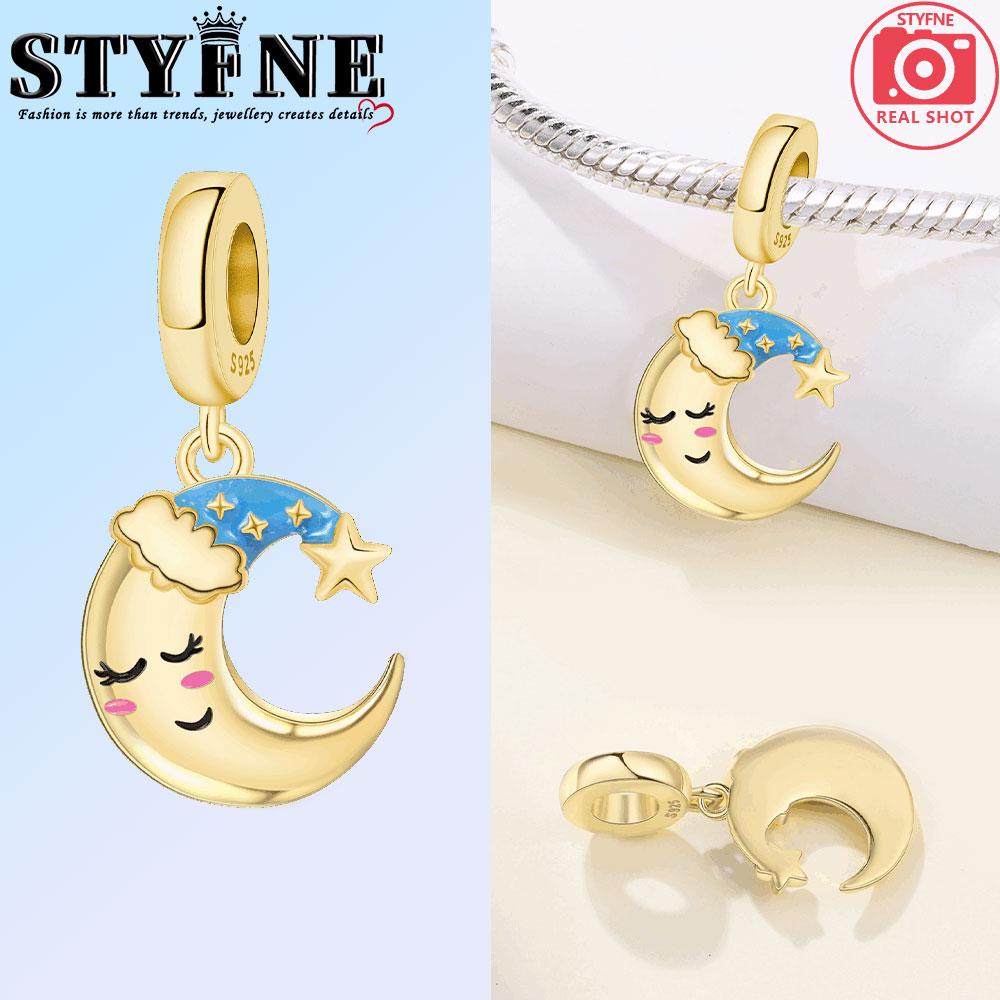 Drehbarer Nachtmützenanhänger aus Kupfer in Gold mit niedlichen Sternen und Monden – ein originelles Schmuckstück für Damen und Mädchen.