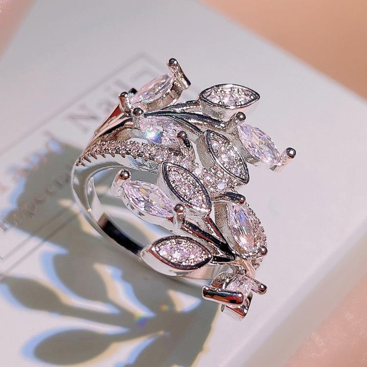 

Рождественские кольца в Европе и США сплетены из листьев, лепестков, виноградной лозы, звездчатого аниса и циркона No. 10