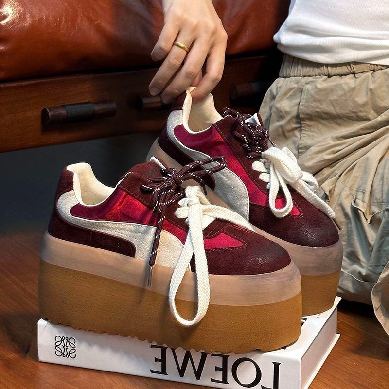 Retro polierte Muffin-Plateauschuhe deutsche Trainingsschuhe Damen neue vielseitige kleine höhenerhöhende lässige Board-Schuhe