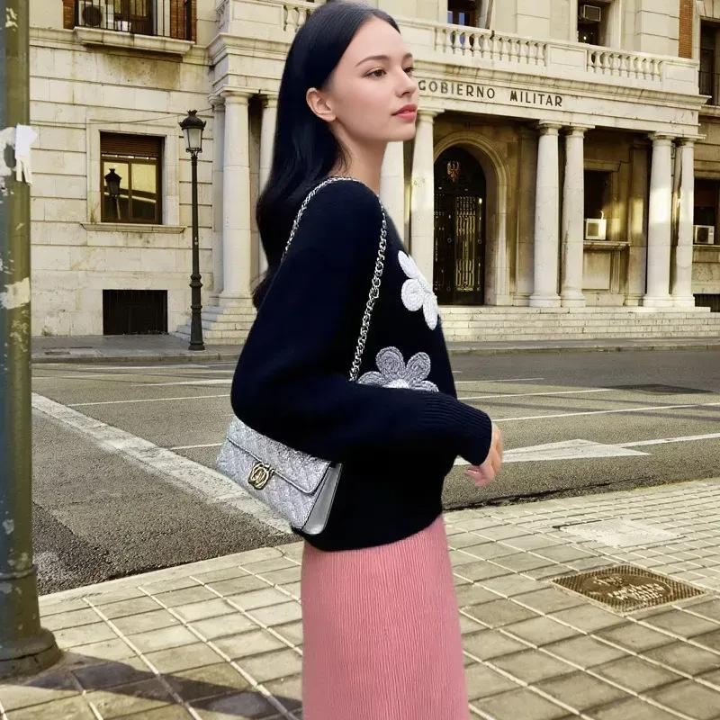 Autumn and winter new fashion contrasting colors bottom edge crochet flower three-dimensional decoration knitted crew neck cardigan jacket top