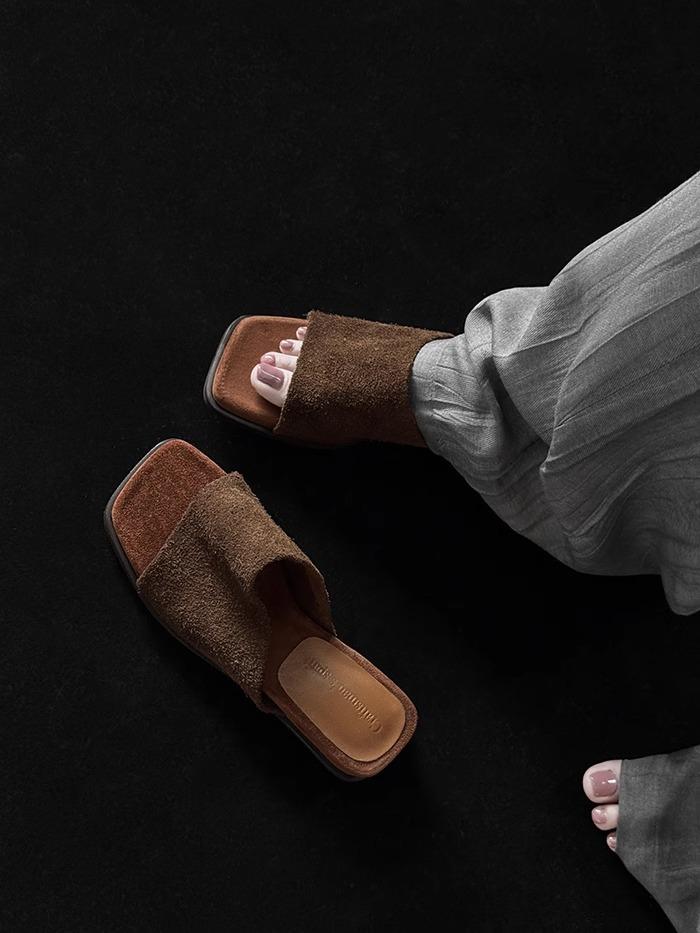 

Версия из овчины~ ретро нишевые ленивые шлепанцы на плоской подошве с одним ремешком для женщин, для ношения летом 2025 года, новые шлепанцы с открытым носком, прохладные 40 коричневый