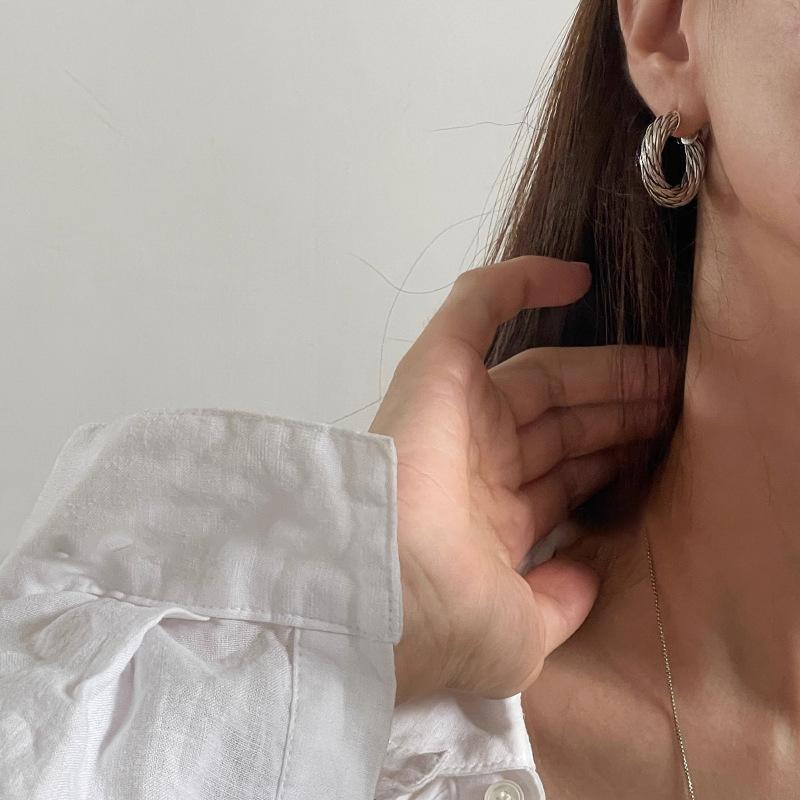 Retro twist ear buckle female niche design sense twisted twist ring shape old earrings light luxury high-end earrings