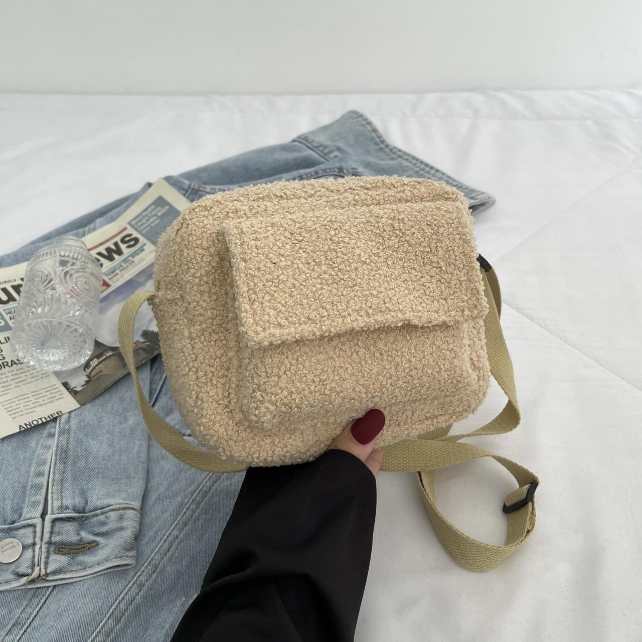 

Трендовая пушистая женская сумка на одно плечо - Коллекция Осень/Зима 2025 хаки