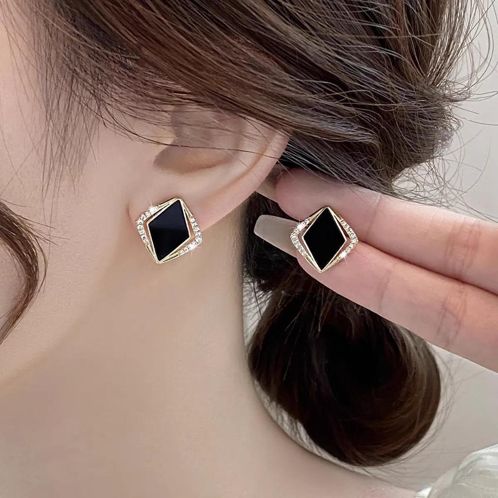 New Style Exquisite Black Rhombus Earrings for Women New Cool Style Earrings Niche Design High-end Earrings