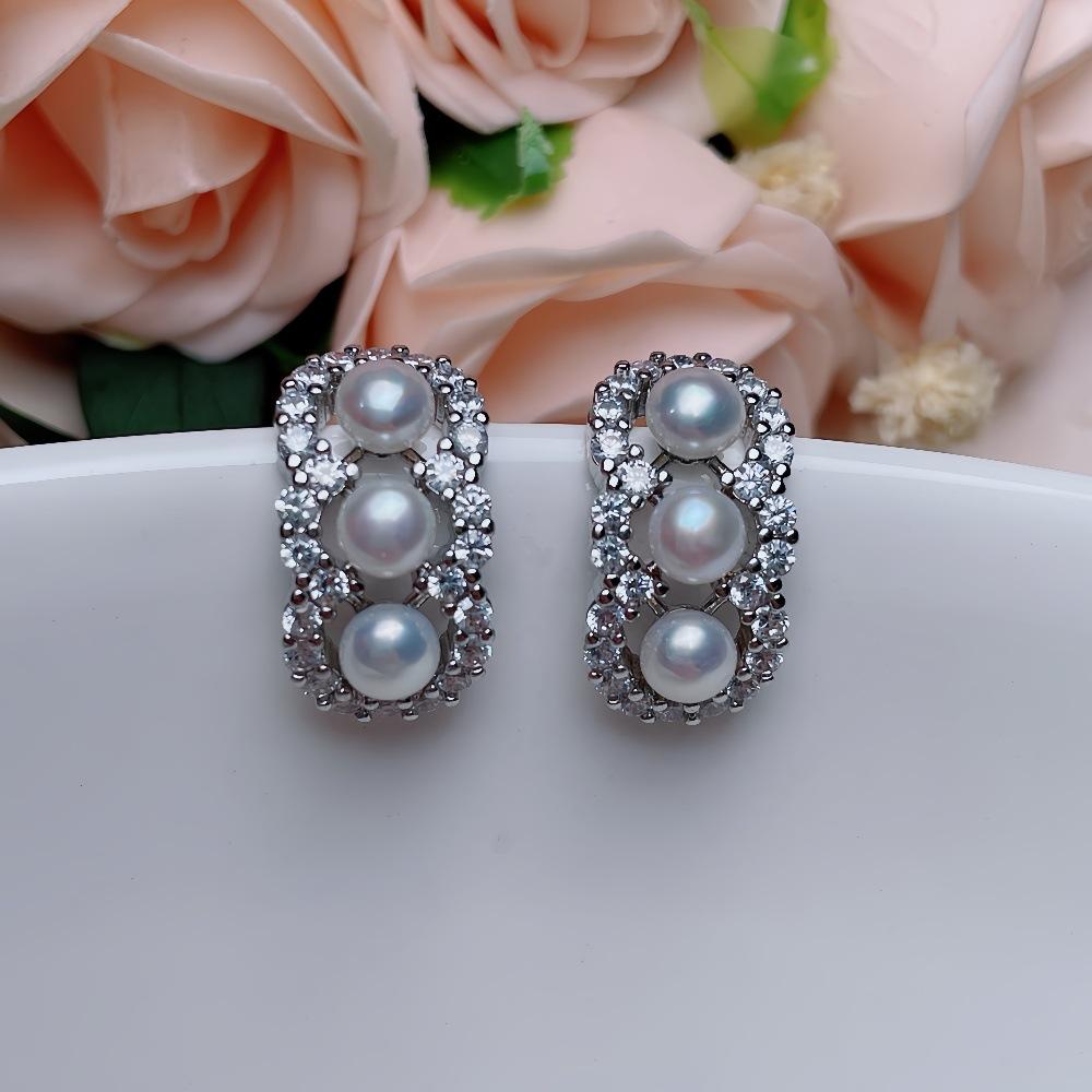 Hengsheng 4-5mm Bread Round Freshwater Pearl Stud Earrings for Women Letter C Shine Zircon Earrings Jewelry Gift white