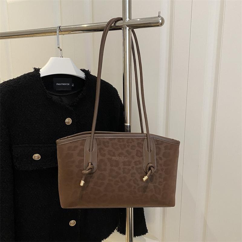 Retro commuter large-capacity underarm bag women's new fashion shoulder bag simple personality portable tote bag