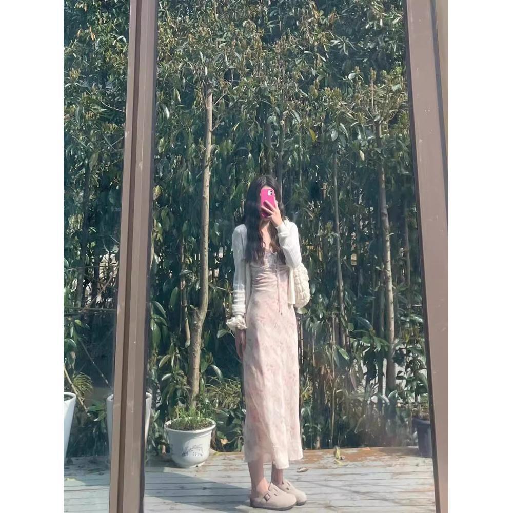 

Женское весеннее платье французского розового цвета с цветочным принтом, на тонких бретелях, отделанное кружевом, приталенного кроя XL (110-120 kg suggested)