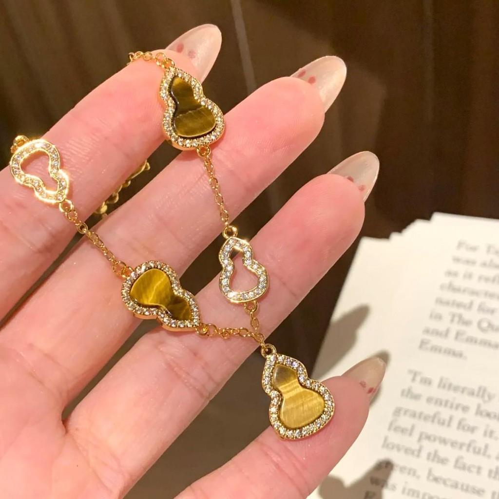 Exquisite Zirconia Star Flower Bracelet: Fashionable, Versatile, and Elegant Women's Hand Jewelry