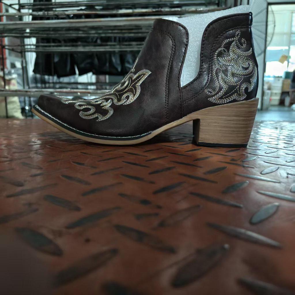 Stivaletti Western da Cowboy Ricamati da Donna Europei e Americani con Tacco Chunky e Punta Appuntita a Taglio a V (Moda 2026)