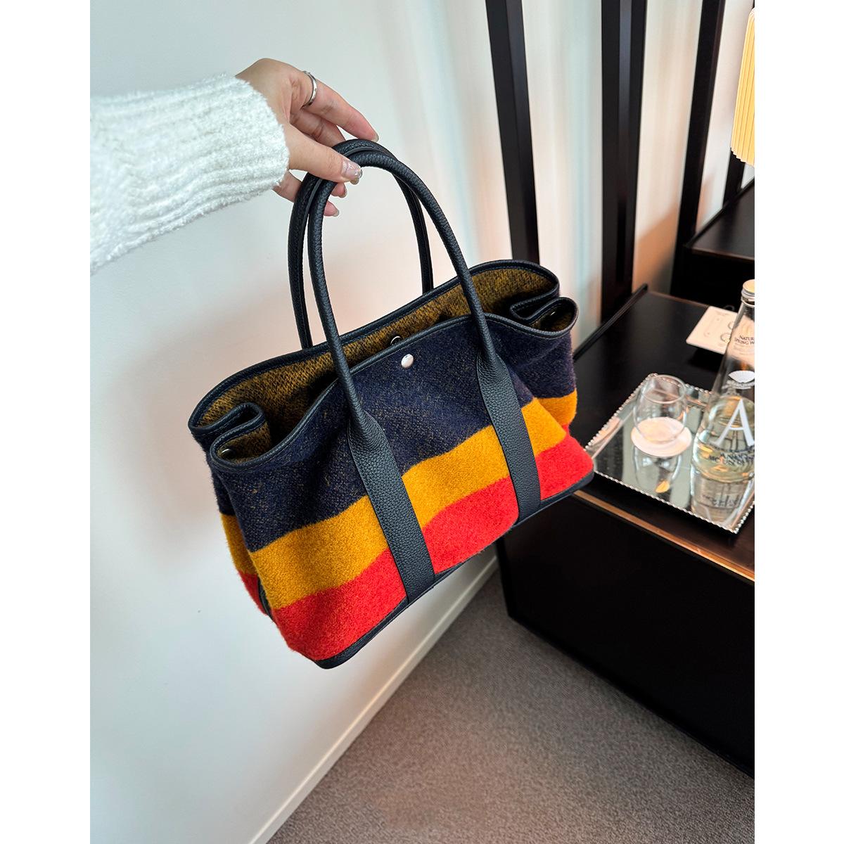 

Среднего античного стиля, высококачественная шерстяная ткань, контрастные цвета, закат, радуга, садовая сумка, легкая роскошная женская сумка, 2025, новый тренд сумок 38x18x36cm красный