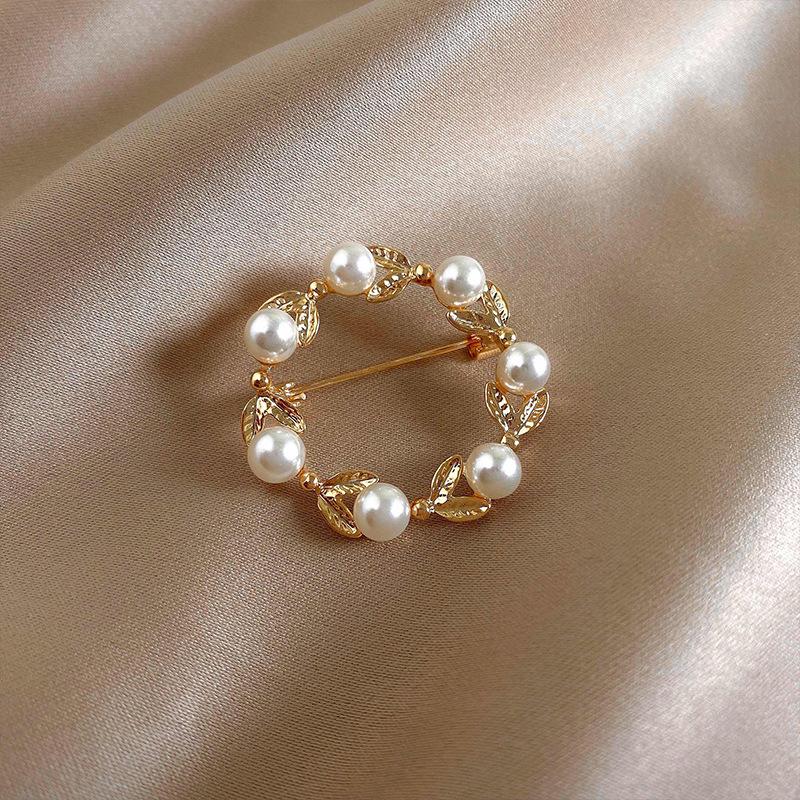 Pearl Circle High-end Brooch Female Cute Silk Scarf Buckle Anti-light Buckle Personalized Pin Fixed Clothes