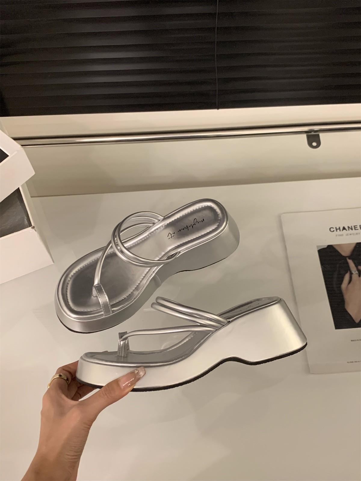 

Slope heel leopard print cover toe strap sandals women s shoes 2025 new summer outer wear thick-soled heightening cool slippers 35 серебряный