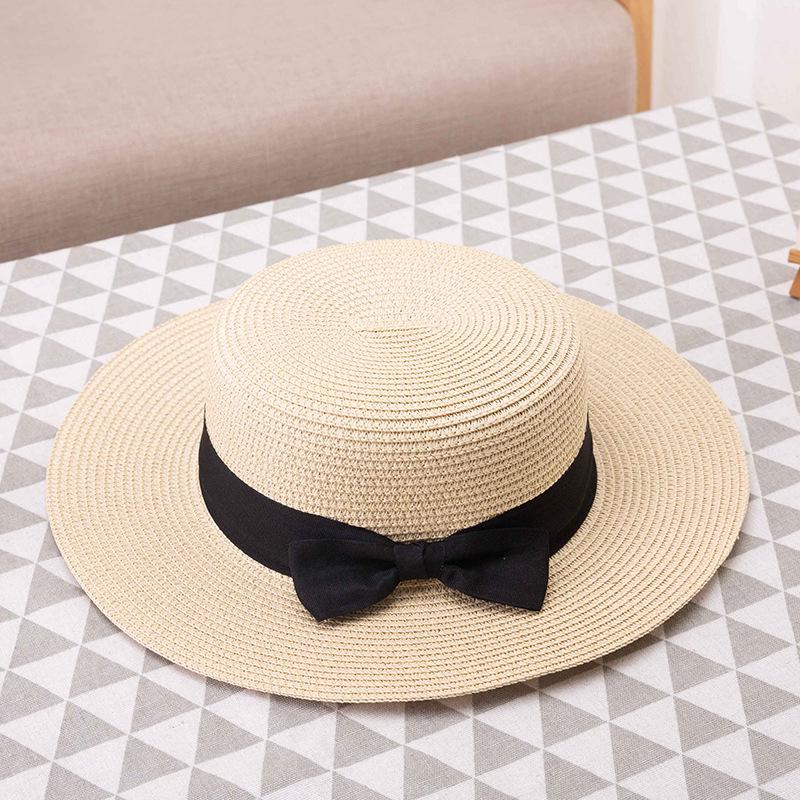 Korean Straw Hat for Women: Retro Flat Top Fedora, Sunshade & Sunscreen, Ideal for Outdoor Summer Beach Travel.