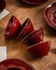 Set di Stoviglie in Ceramica Rossa Cotto in Forno: Ciotole, Piatti e Piatti in Stile Retrò con Decorazioni Sottosmalto per Uso Domestico.