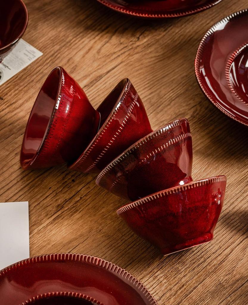 Set di Stoviglie in Ceramica Rossa Cotto in Forno: Ciotole, Piatti e Piatti in Stile Retrò con Decorazioni Sottosmalto per Uso Domestico.