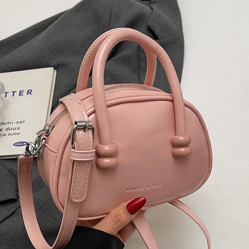 Korean version of the hot-selling cream style portable bowling bag, girls' fashion and advanced sense, foreign style versatile simple messenger bag