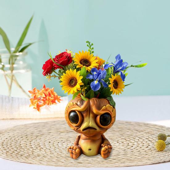 Cute Alien Garden Statue Novelty Alien Sculpture Planter Pot Decorative Resin Alien Ornament for Indoor Outdoor Patio Lawn Yard Tabletop Decor