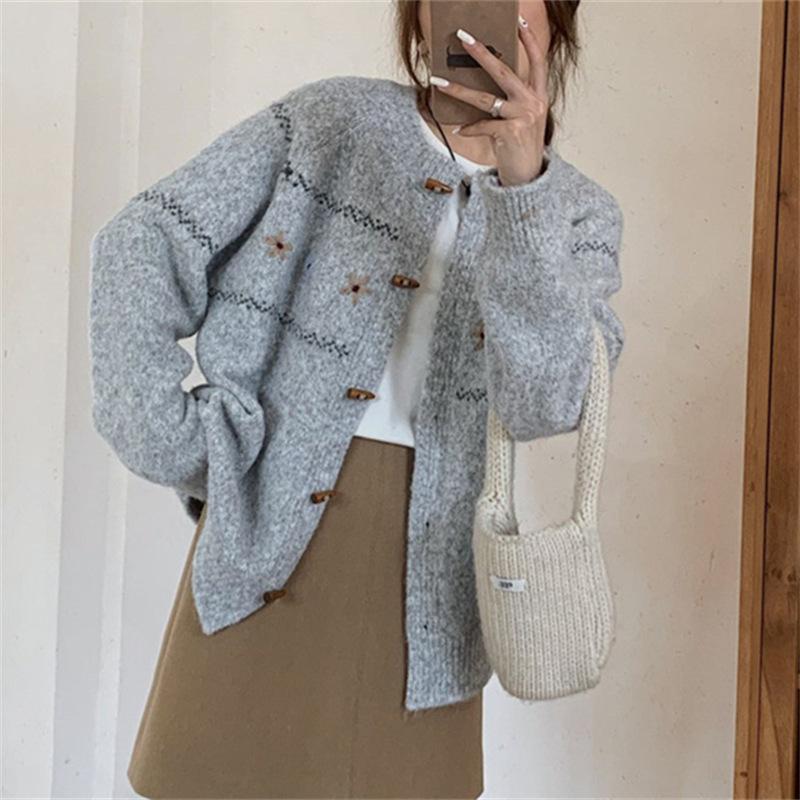 Neuer Herbst- und Winter-Rundhals-Strickpullover-Cardigan mit Hornknöpfen für Damen, Casual- und vielseitiger Pullover mit Stickerei im Waldstil