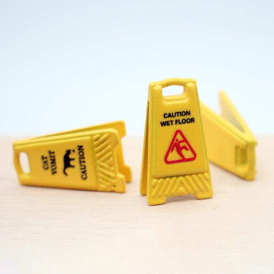 5Pcs Mini Caution Wet Floor Sign Single-side Realistic Miniature Dog Cat Vomit Caution Sign Small Warning Sign Desk Toy