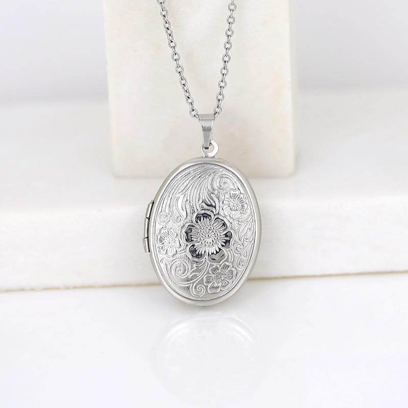 Retro Oval Clavicle Chain Locket Necklace with Engraved Pattern