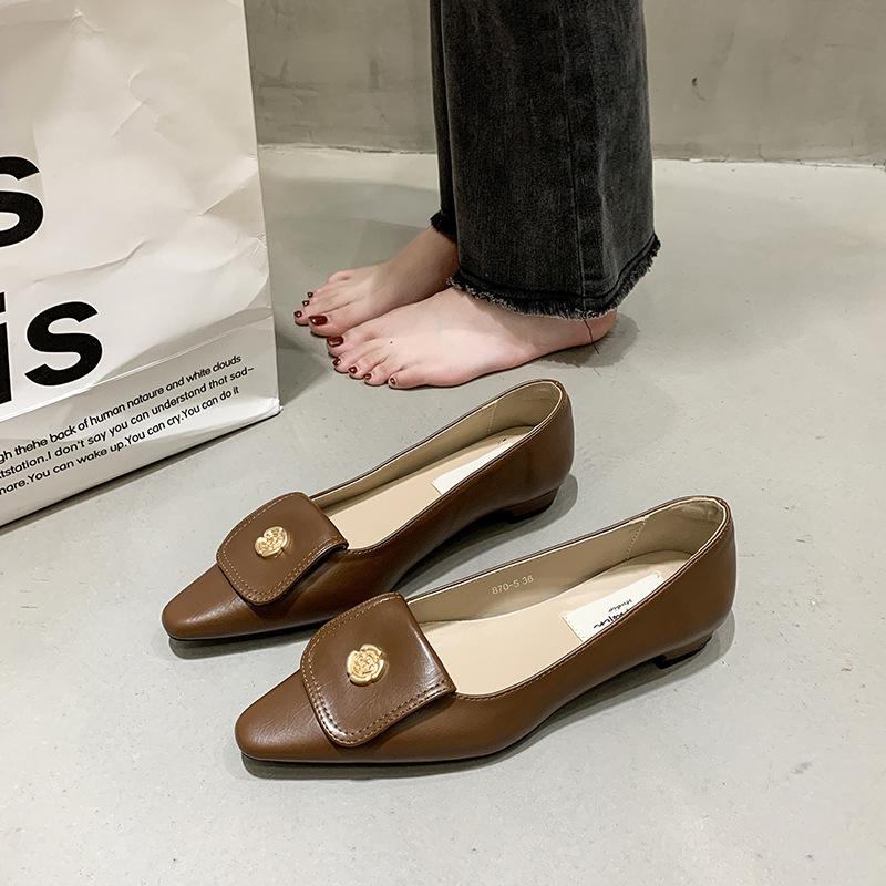 

Xiaoxiangfeng pointed-toed flat-soled single shoes for women s 2024 new summer shallow-mouth temperament socialite low-heeled soft-soled women s lady 40 коричневий