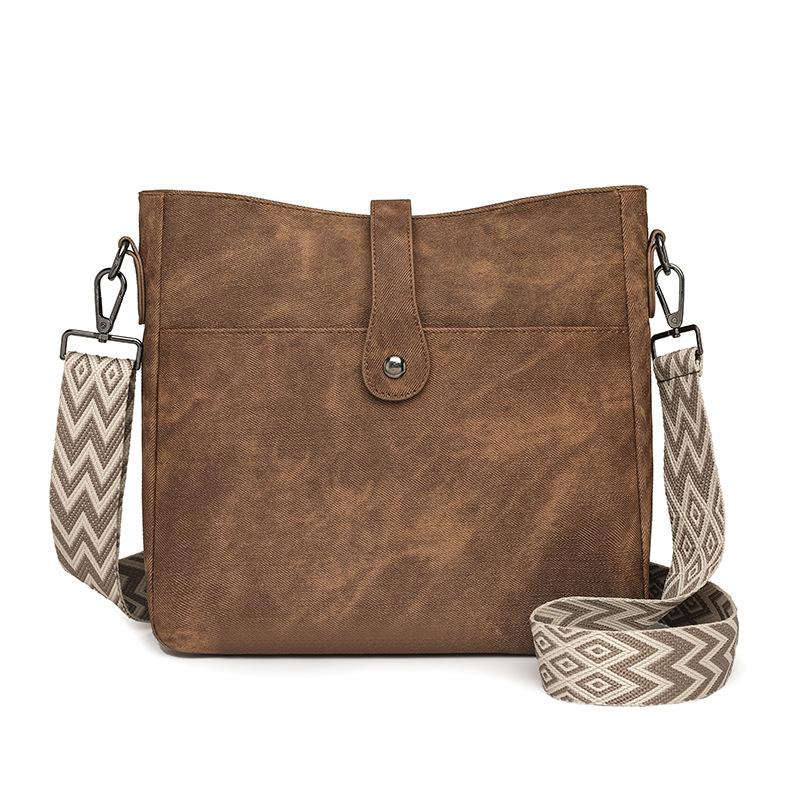 

New women s messenger bag trendy fashion simple shoulder bag messenger bag niche commuter bag темно-коричневого кольору
