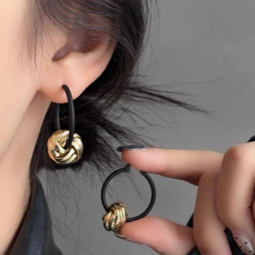 Retro Hong Kong Black Earrings Elegant Hoop Dangle Earrings Unique Minimalist Design for Autumn Winter