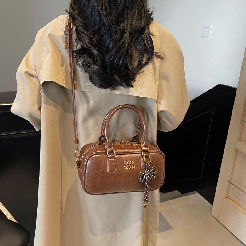 This year, the popular small bag women's versatile 2025 new fashion shoulder messenger bag retro portable pillow bag