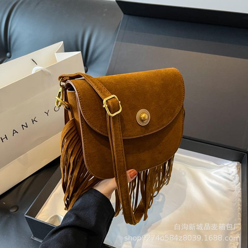 Fashion retro small bag women's 2025 new trendy niche design fringed bag foreign style messenger suede saddle bag