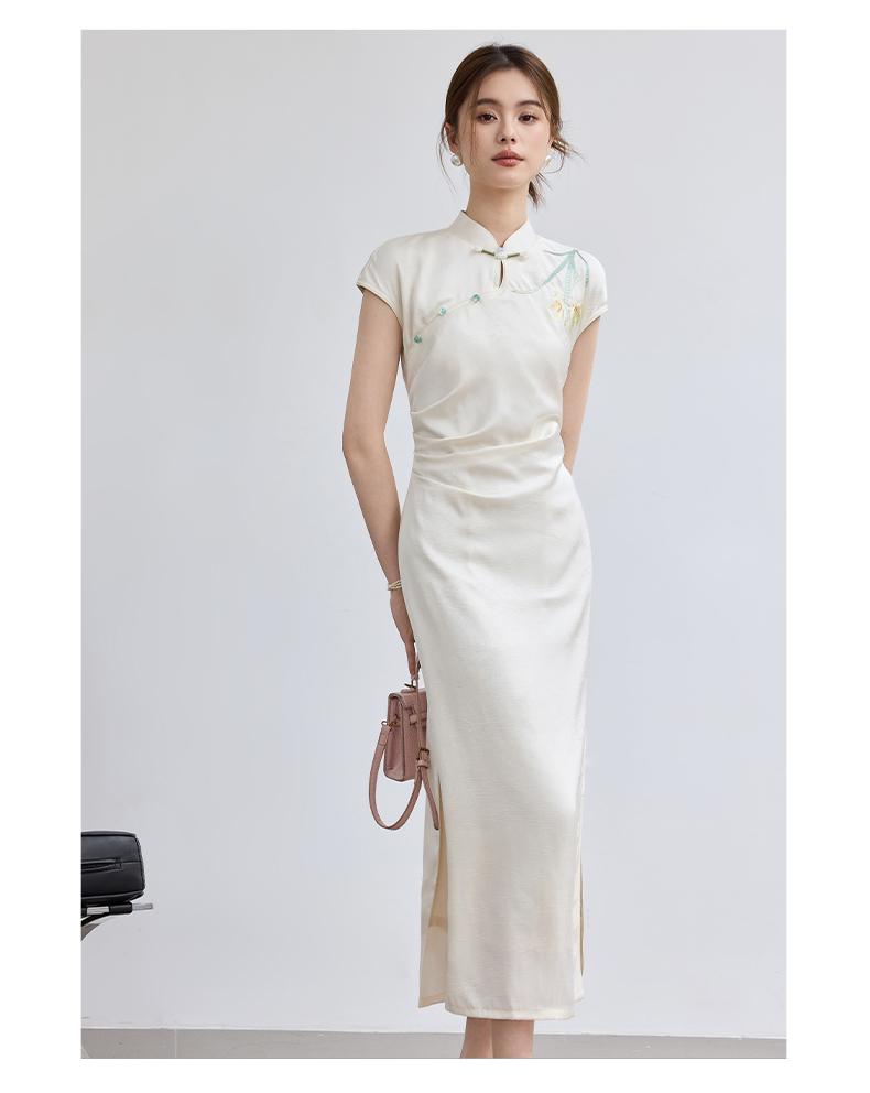 Summer "Fei Se Jin Rui" New Chinese Style Noble Atmosphere Conceals Small Bells and Shows Thinning, Green Button Yellow Flower Cheongsam Skirt